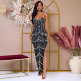 Use un vestido ajustado con abertura y diamantes de imitación